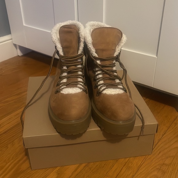 Tan ankle boots with fur - Picture 3 of 4
